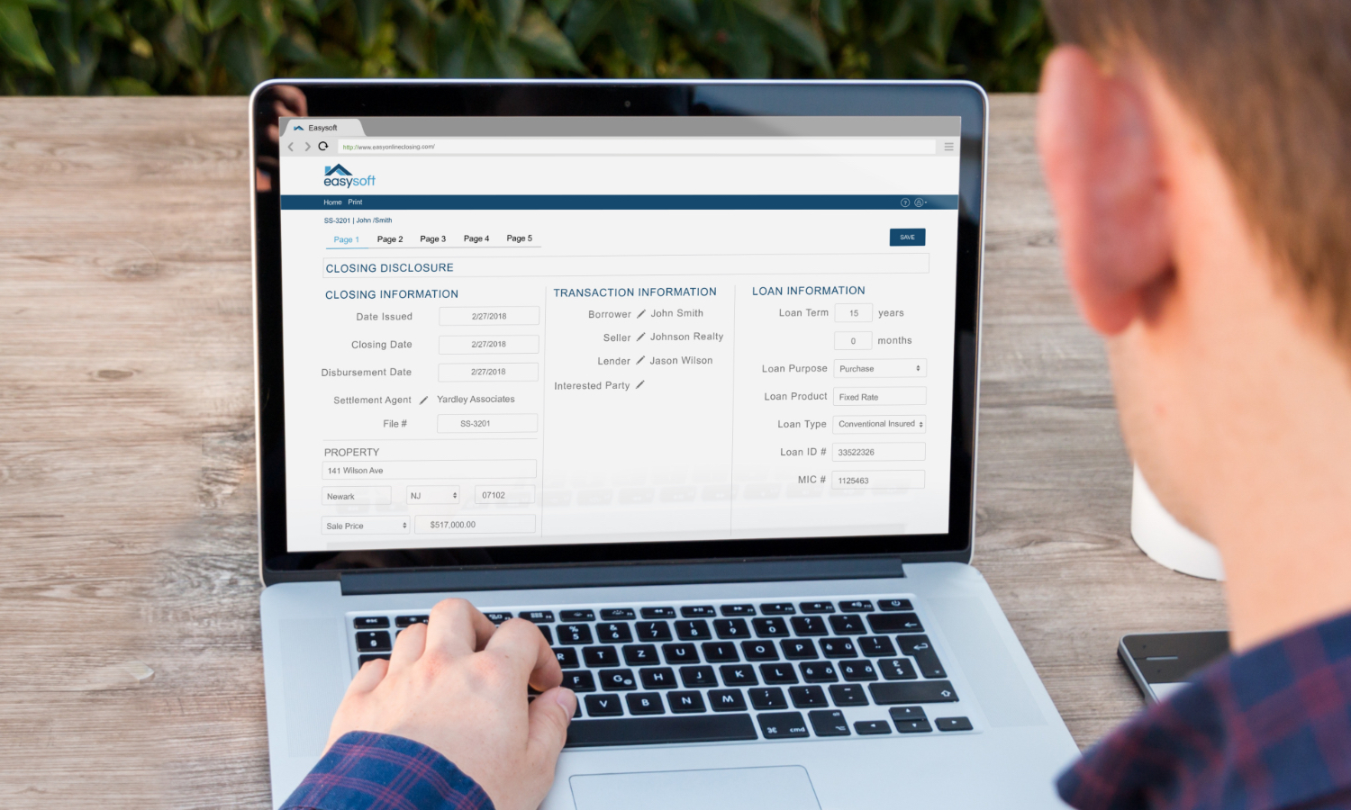 Loan Officer Using Real Estate Closing Software for Attorneys On His Computer | Easysoft